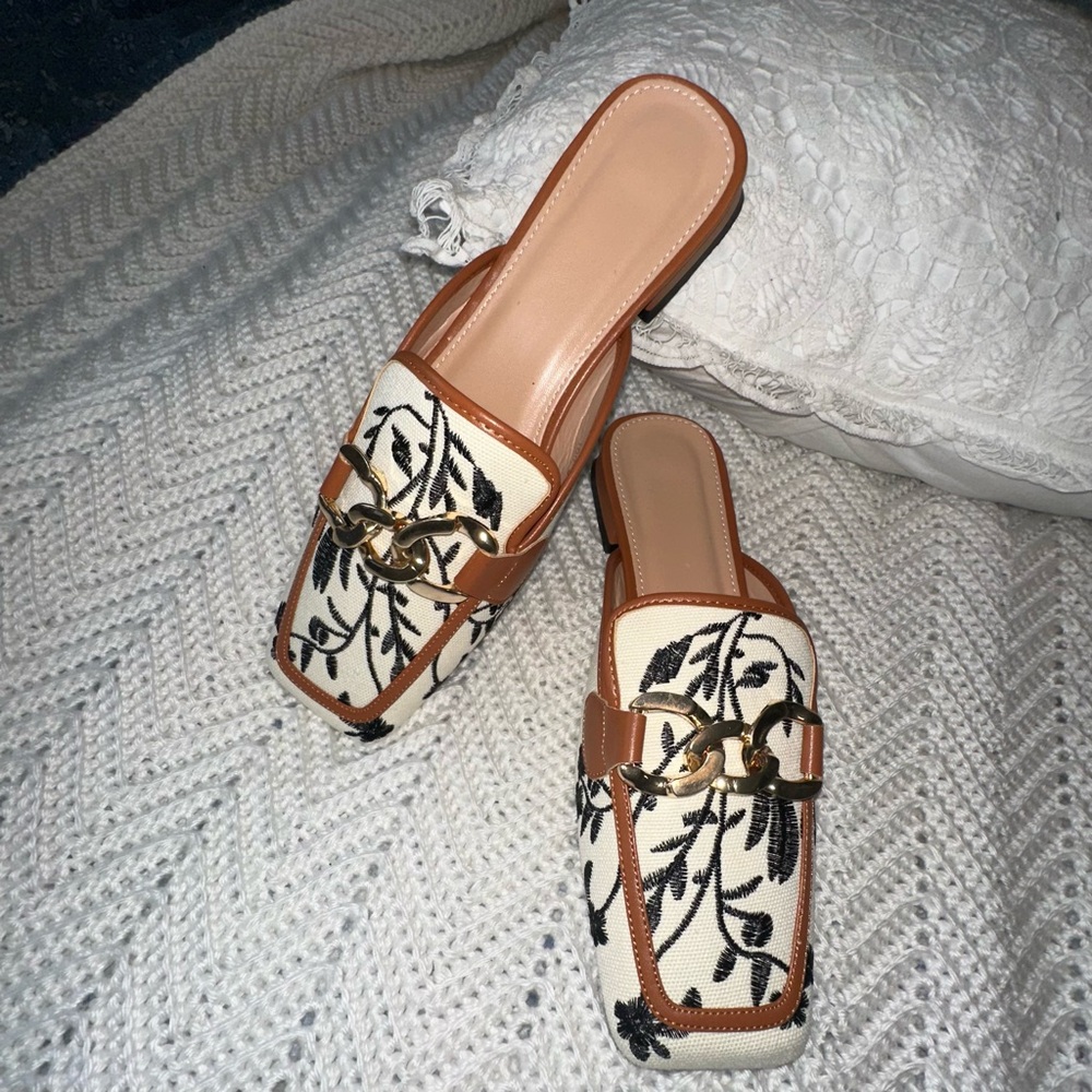 Chic Tan and Black Embroidered Women's Mules nwot